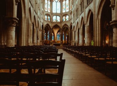 Jaki sprzęt budowlany jest niezbędny do remontu kościoła i parafii?